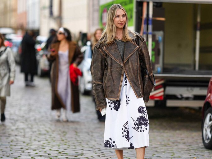 Frau trägt einen Streetstyle der zur Wrong Jacket Theory passt. | © Getty Images/Edward Berthelot