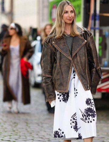 Frau trägt einen Streetstyle der zur Wrong Jacket Theory passt. | © Getty Images/Edward Berthelot