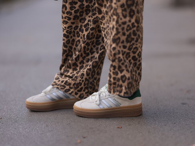 Streetstyle von Karin Teigl in Hose mit Leopardenmuster und Adidas Gazelle mit Plateausohle | © Getty Images/Jeremy Moeller