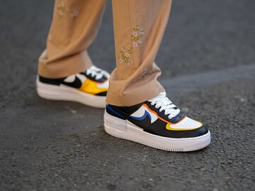 Neon-bedruckte, glänzende Leder Air Force One Sneakers von Nike | © Getty Images/Edward Berthelot