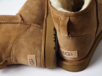 hellbraune UGG Boots vor weißem Hintergrund | © AdobeStock/MW Photography