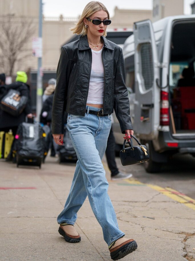 Streetstyle von Gigi Hadid in UGG Venture Daze | © Getty Images/GC Images/Ilya S. Savenok