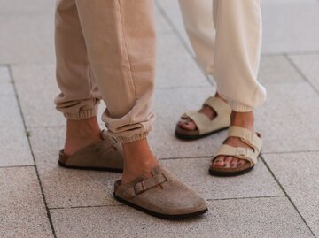 Streetstyle von zwei Frauen in Birkenstocks | © Getty Images/Jeremy Moeller