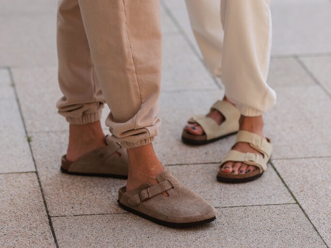 Streetstyle von zwei Frauen in Birkenstocks | © Getty Images/Jeremy Moeller