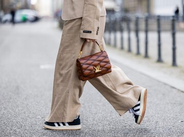 Person in Wide Leg Pants und Sneaker | © Getty Images/Christian Vierig