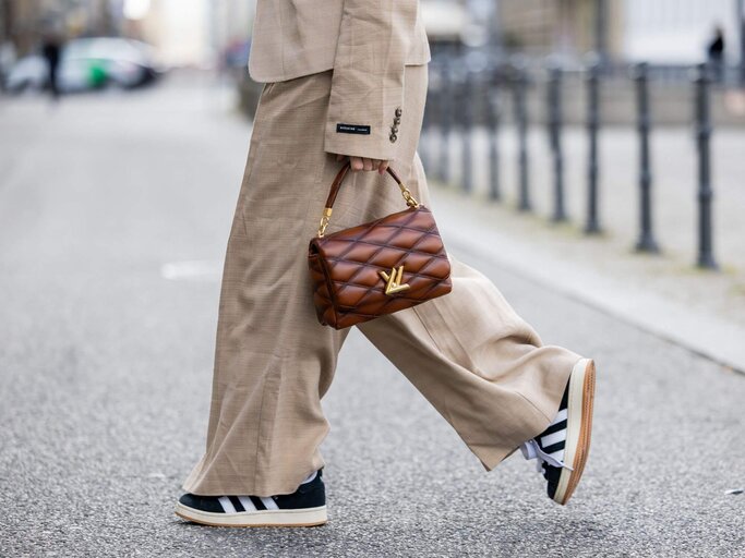 Person in Wide Leg Pants und Sneaker | © Getty Images/Christian Vierig