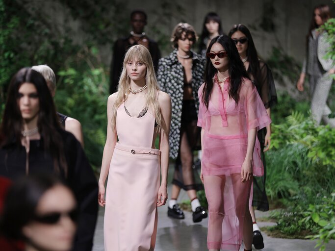 Models bei der Präsentation der Cruise Collection 2025 von Gucci. | © Getty Images/John Phillips