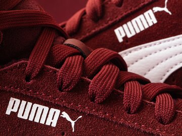 Rote Sneaker von Puma mit weißem Logo | © AdobeStock/Ruslan