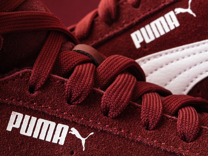 Rote Sneaker von Puma mit weißem Logo | © AdobeStock/Ruslan