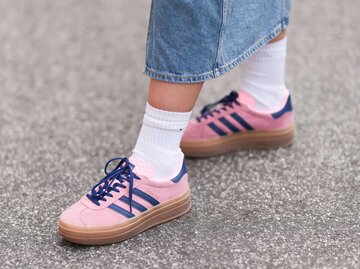 Pink-blaue Adidas Gazelle | © Getty Images/Jeremy Moeller