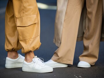 Hellbraune Hosen und weiße Sneaker | © Getty Images/Christian Vierig