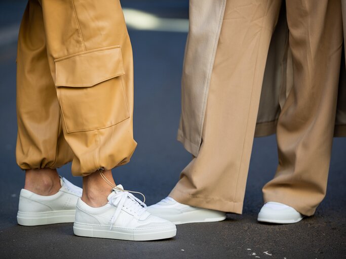 Hellbraune Hosen und weiße Sneaker | © Getty Images/Christian Vierig