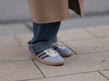 Streetstyle von hellblauem Adidas "Gazelle" mit dunkelroten und dunkelgrünen Streifen | © Getty Images/Jeremy Moeller