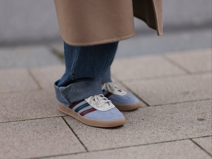 Streetstyle von hellblauem Adidas "Gazelle" mit dunkelroten und dunkelgrünen Streifen | © Getty Images/Jeremy Moeller