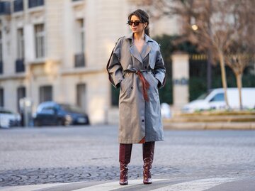 Streetstyle von Frau in burgunderroten Stiefeln | © Getty Images/Edward Berthelot