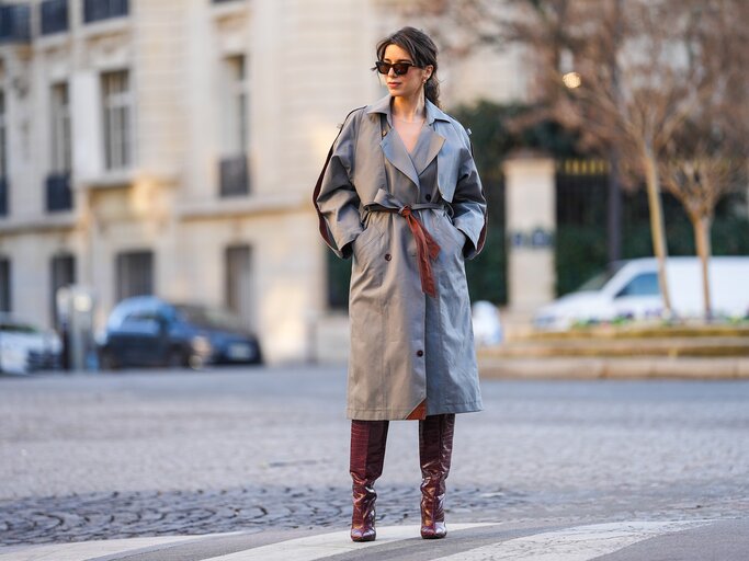 Streetstyle von Frau in burgunderroten Stiefeln | © Getty Images/Edward Berthelot