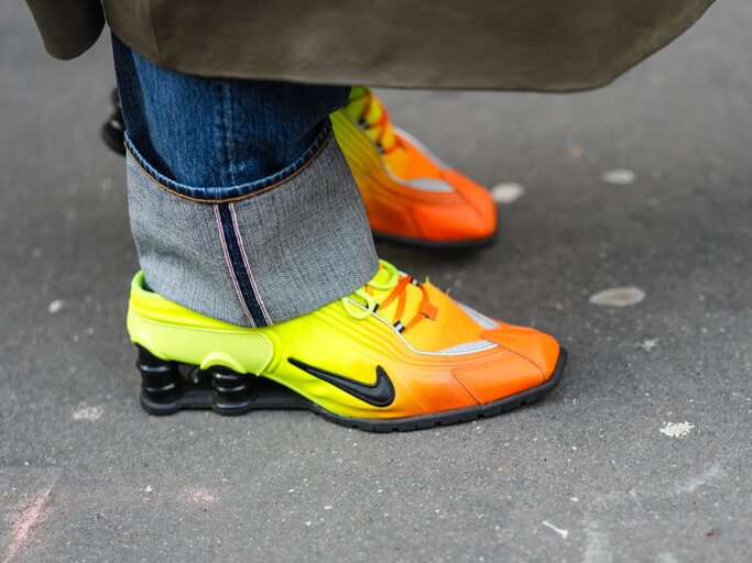 Streetstyle von gelbem "Shox MR4 x Martine Rose"-Sneaker von Nike  | © Getty Images/Edward Berthelot