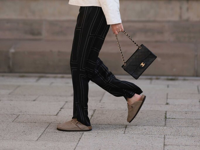 Frau in schwarzer Hose trägt ein Birkenstock Modell | © Getty Images/Jeremy Moeller