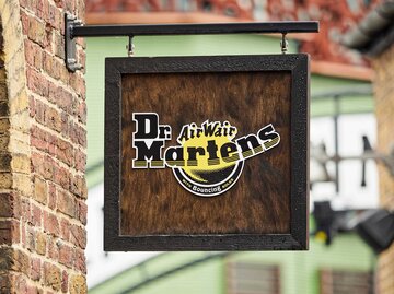 Das Logo von Dr. Martens auf einem Laden-Schild. | © Adobe Stock/lenscap50