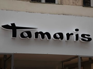  Tamaris-Logomarke und Textschild an der Wandfassade. | © Adobe Stock/OceanProd
