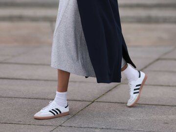 Frau trägt ein Kleid und Sneaker mit Socken | © Getty Images/Jeremy Moeller