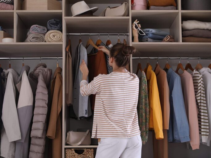 Person vor Kleiderschrank | © Getty Images/Liudmila Chernetska