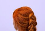 Flechtfrisur mit roten Haaren | © Getty Images | dimid_86