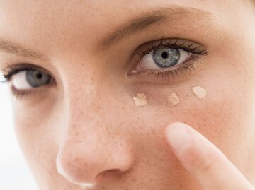 Frau mit Concealer  | © iStock | monkeybusinessimages