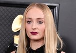 Sophie Turner mit blonden Haaren | © Getty Images | Jon Kopaloff