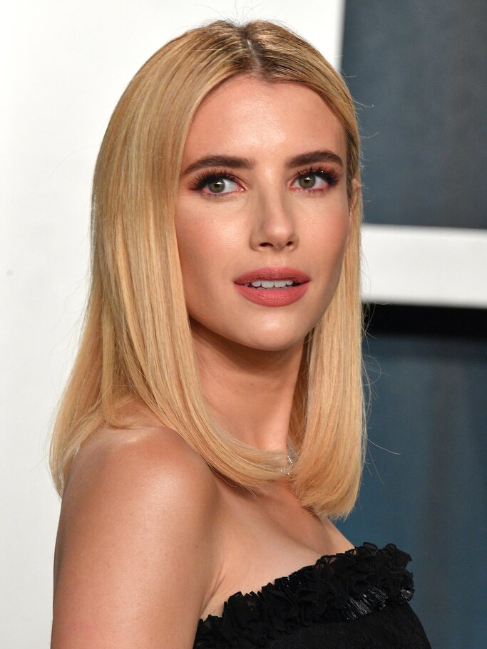 Emma Roberts mit blonden Haaren auf dem Red Carpet | © Getty Images | George Pimentel