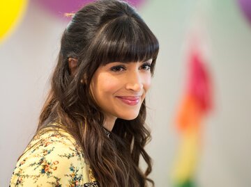 Schauspielerin Hannah Simone mit Ponyfrisur | © Getty Images/	Mike Pont