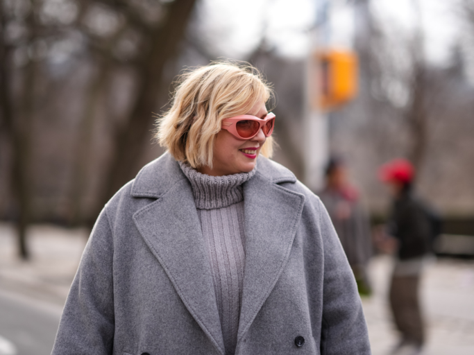 Blonde Frau mit kurzem Bob, welcher wellig gestylt wurde. | © Getty Images/Edward Berthelot