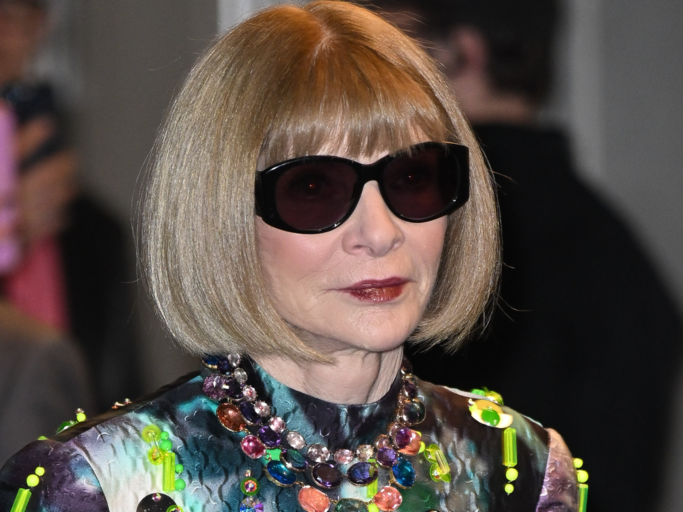 Anna Wintour trägt einen hellbraunen, gestuften Bob mit akkuratem Pony. | © Getty Images/James Devaney/GC Images