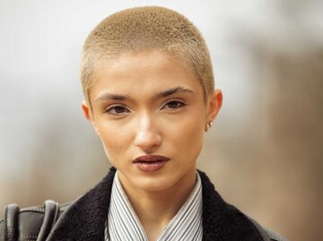 Frau trägt kurzen, blonden Buzz Cut | © Getty Images/Raimonda Kulikauskiene