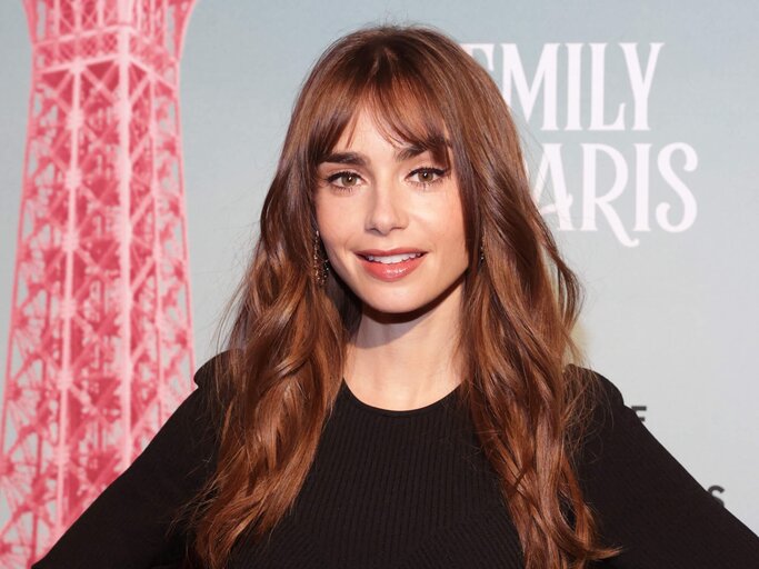 Lily Collins mit Curtain Bangs | © gettyimages.de | Tasos Katopodis 