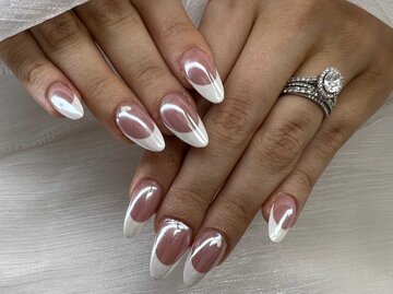 French Nails mit Chrome Effekt | © Adobe Stock/Nghi