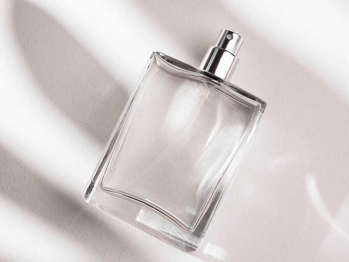 Transparenter Parfum-Flakon | © Adobe Stock/Alex Shi