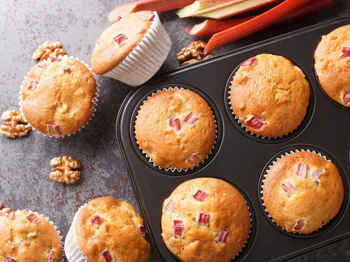 Ein Blech mit frischen Rhabarber Muffins | © Getty Images/ALLEKO