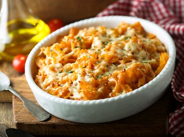 Nudelauflauf mit Öl und Tomaten im Hintergrund | © GettyImages/Mariha-kitchen