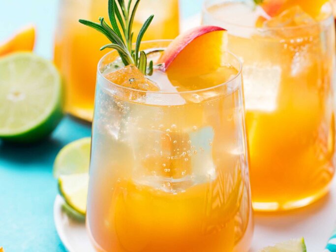 Pfirsich-Cocktail | © Getty Images/AnnaPustynnikova