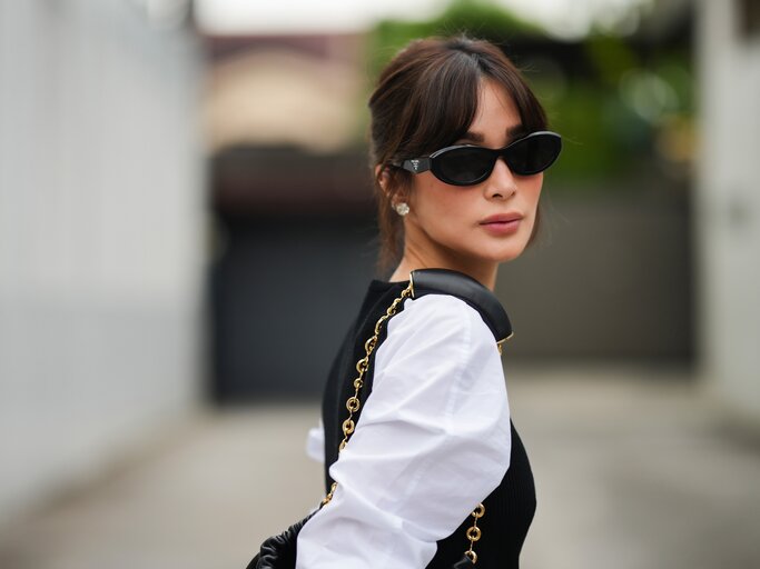 Frau trägt angesagte Half Moon Bangs | © GettyImages/Edward Berthelot