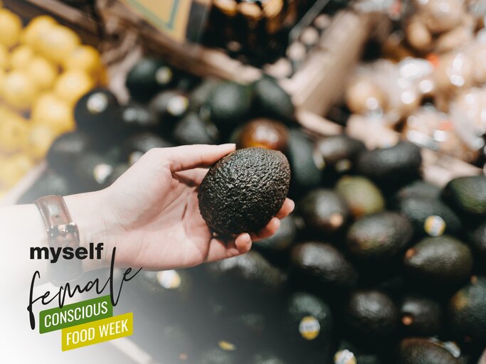 Hand hält Avocado im Supermarkt | © Getty Images/d3sign