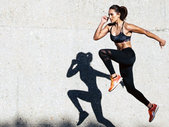 Frau beim Joggen.  | © iStock / Jacob Lund