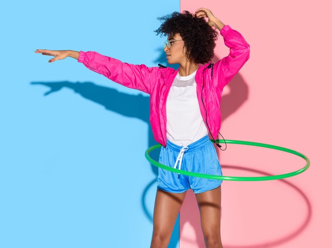 Sportliche Frau mit Hula Hoop | © Getty Images/	LightFieldStudios