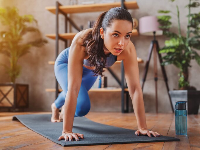 Junge sportliche Frau macht ein Workout zu Hause | © gettyimages.de /  Inside Creative House