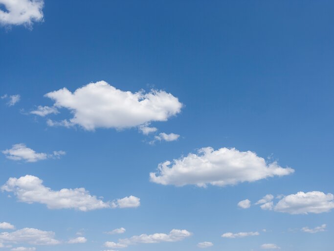 Wolken an einem blauen Himmel | © GettyImages/shomos uddin