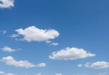 Wolken an einem blauen Himmel | © GettyImages/shomos uddin