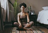 Entspannung und Meditation einer schwarzen Frau im Schlafzimmer. | © GettyImages/LaylaBird