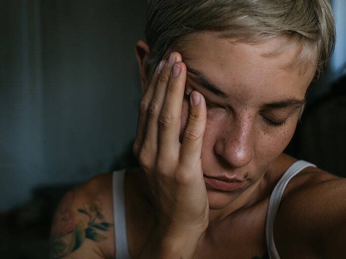  Ein dramatisches, dunkles Nahaufnahmeporträt einer jungen Frau. | © GettyImages/Kateryna Zasukhina