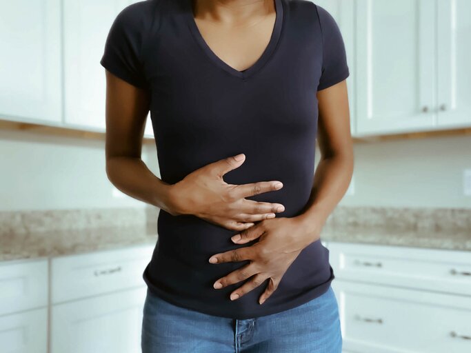 Völlegefühl erinnert an Steine im Bauch: Schwer und unverdaulich scheint die Nahrung im Magen zu liegen. Der Bauch fühlt sich häufig aufgebläht an. | © gettyimages.de | Grace Cary